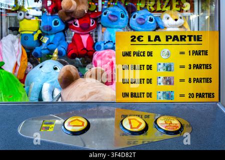 Digione Borgogna Francia 9 maggio 2026. Fila di giochi di flipper pieni di peluche di SpongeBob e di giocattoli di peluche mostruosi alla moda a un carnevale all'aperto. Foto Stock