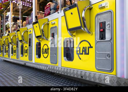Digione Borgogna Francia 9 maggio 2026. Lunga fila di maniglie di controllo delle macchinette da gioco che creano un distinto motivo geometrico a uno stand di luna park all'aperto. Foto Stock