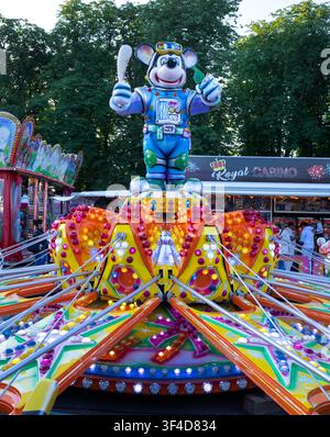 Dijon Borgogna Francia 9 maggio 2026. Visitatori che si divertono con giostre a dondolo e giocano a giochi di abilità con palline e anelli in un vivace carnevale all'aperto. Foto Stock
