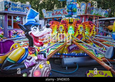Dijon Borgogna Francia 9 maggio 2026. Visitatori che si divertono con giostre a dondolo e giocano a giochi di abilità con palline e anelli in un vivace carnevale all'aperto. Foto Stock