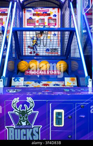 Digione Borgogna Francia 9 maggio 2026. Lunga fila di maniglie di controllo delle macchinette da gioco che creano un distinto motivo geometrico a uno stand di luna park all'aperto. Foto Stock