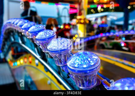 Digione Borgogna Francia 9 maggio 2026. Lunga fila di maniglie di controllo delle macchinette da gioco che creano un distinto motivo geometrico a uno stand di luna park all'aperto. Foto Stock
