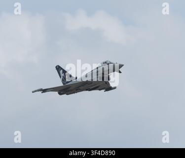 Un aereo da combattimento Eurofighter Typhoon dell'Aeronautica Militare italiana in volo alla Farnborough International Airshow del 2026 Foto Stock