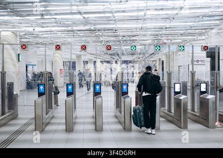 Parigi, Francia – 28 gennaio 2026: Passeggeri che utilizzano tornelli automatici alla stazione della linea Metro 14 che serve l’aeroporto di Parigi Orly. Foto Stock