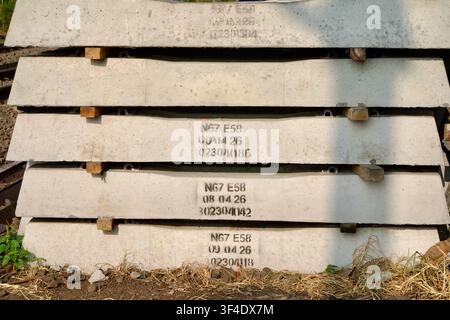 Pila di traversine ferroviarie smontate Foto Stock