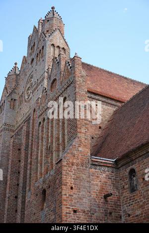 Chorin, Germania - 28 luglio 2026: Vista dettagliata del frontone gotico in mattoni storico e della facciata della chiesa abbaziale dell'Abbazia di Chorin. Foto Stock