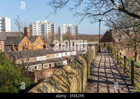 Vecchio & Nuovo - Appartamenti moderni ed edifici vittoriani visti dalle mura cittadine (originariamente costruite dai Romani) nella città di Chester, Cheshire, Inghilterra Foto Stock