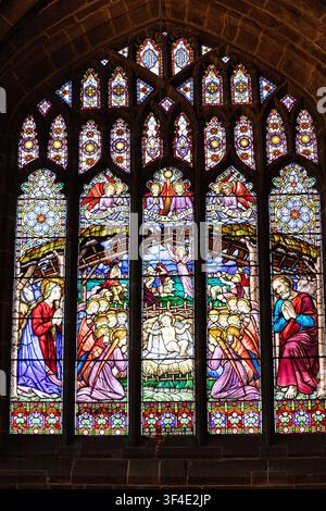 Vetro colorato della Natività del 1857 nella vetrata est della cappella di St Werburgh della cattedrale di Chester, Cheshire, Inghilterra UK Foto Stock