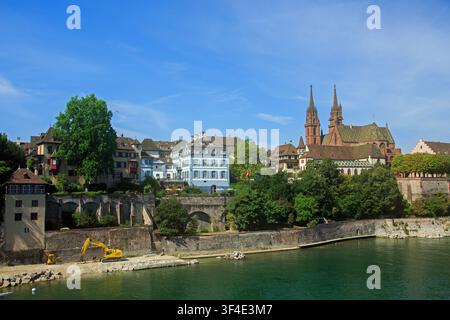 Paesaggio di Basilea sul Reno con il Basler Münster (Cattedrale) che è probabilmente il monumento più famoso di Basilea, ha pareti in arenaria rossa Foto Stock