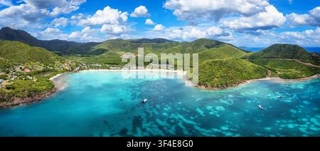 Vista aerea panoramica della spiaggia di Carlisle Bay con lussureggiante foresta pluviale e mare turchese e smeraldo, Antigua e Barbuda, Caraibi Foto Stock