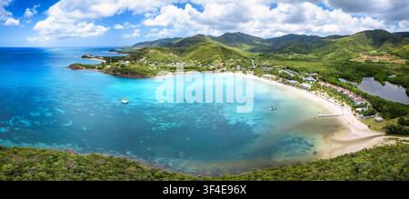 Vista aerea panoramica di Carlisle Bay con una lussureggiante foresta pluviale e un mare turchese e smeraldo, Antigua e Barbuda, Caraibi Foto Stock