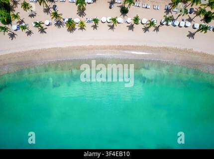 Vista aerea dall'alto della spiaggia di Carlisle Bay con palme da cocco e mare smeraldo, Antigua e Barbuda, Caraibi Foto Stock