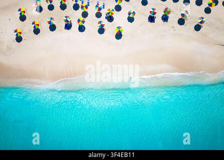 Vista aerea dall'alto della bellissima spiaggia di Darkwood Beach sull'isola di Antigua, Mar dei Caraibi, con sabbia fine e mare turchese e scintillante Foto Stock