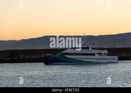 Un traghetto della baia di San Francisco in viaggio verso Oakland visto dal Middle Harbor Shoreline Park a West Oakland, fotografato il 7 ottobre 2018. Foto Stock