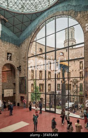 Interno del Teatro-Museo Dalí a Figueres, Girona, Spagna, con il cortile centrale dotato di sculture e l'iconica cupola geodetica in vetro Foto Stock