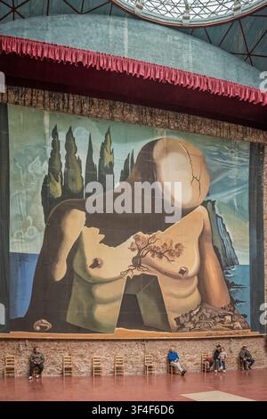 Vista interna del Teatro-Museo Dalí con lo sfondo del palco del Labirinto sotto la cupola geodetica a Figueres, Girona, Catalogna, Spagna. Europa. Foto Stock