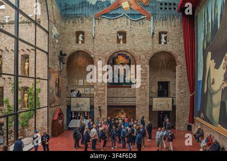 Il cortile centrale del Teatro-Museo Dalí a Figueres, Girona, Spagna, che mostra murali surrealisti, archi in pietra e turisti in visita. Europa Foto Stock