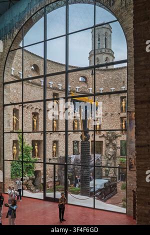 Interno del Teatro-Museo Dalí a Figueres, Spagna, vista del cortile centrale con il Taxi della Pioggia e i famosi manichini dorati. Foto Stock
