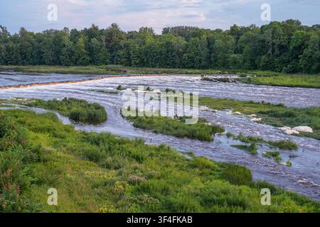 Vista panoramica del fiume Venta e della cascata più ampia d'Europa a Kuldiga in Lettonia alla luce serale estiva Foto Stock