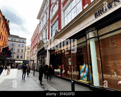 Dublino, Irlanda – 22 maggio 2026: I clienti passeggiano lungo Grafton Street a Dublino, oltre le vetrine dei negozi di lusso e le classiche facciate vittoriane. Foto Stock