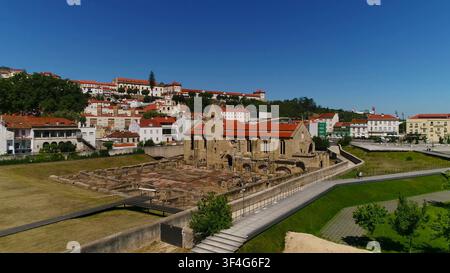 COIMBRA, PORTOGALLO - 18 MAGGIO 2026: Le rovine storiche del Monastero di Santa Clara-a-Velha situate a Coimbra, Portogallo. Foto Stock