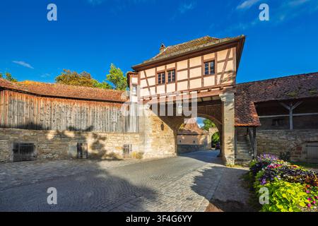 Rothenburg ob der Tauber, città vecchia medievale nella regione della Baviera in Germania, Europa. Edificio storico in legno a graticcio con arco in pietra e Foto Stock