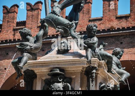 Bologna, Italia - Maggio 2026: Vista ravvicinata di figure di cherubini in bronzo e dettagli della fontana sulla Fontana del Nettuno Foto Stock