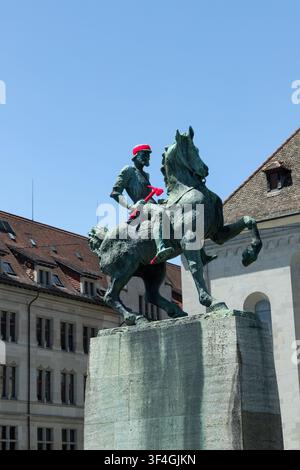 Zurich, Svizzera - 15 giugno 2026: Il monumento equestre in bronzo di Hans Waldmann sormontato da un berretto di lana rosso Foto Stock