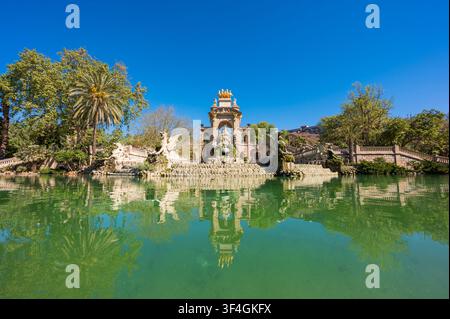Stagno e monumento nel parco Ciutadella a Barcellona, Spagna Foto Stock