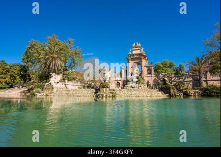 Stagno e monumento nel parco Ciutadella a Barcellona, Spagna Foto Stock