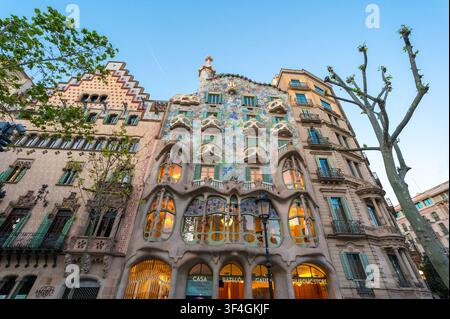 Barcellona, Spagna - 15 aprile 2026: Casa Batlló, precedentemente chiamata Casa delle Ossa, un edificio nel centro della città, progettato da Antoni Gaudí. Foto Stock