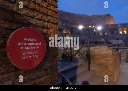 Roma, Italia. 28 luglio 2026. Visite guidate serali all'interno del Colosseo di Roma, con capacità limitata e guidate da personale specializzato Credit: Independent Photo Agency/Alamy Live News Foto Stock