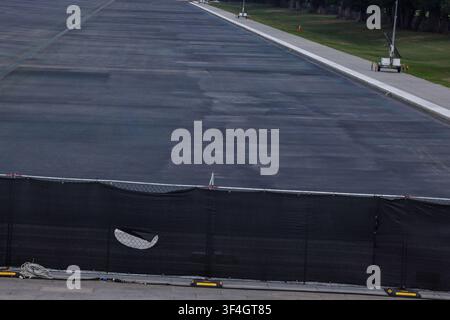 Washington, DC, Stati Uniti. 28 luglio 2026. Una vista della piscina riflettente del Lincoln Memorial prosciugata il 28 luglio 2025 a Washington, DC. La piscina riflettente è stata svuotata tra il 13 e il 14 luglio per ripulire le fioriture di alghe e riparare il rivestimento della piscina che si sta sfogliando. Foto di Jemal Countess/UPI. Credit: UPI/Alamy Live News Foto Stock