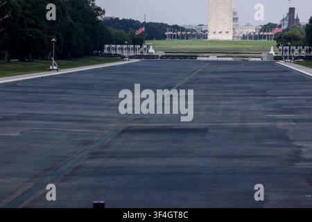 Washington, DC, Stati Uniti. 28 luglio 2026. Una vista della piscina riflettente del Lincoln Memorial prosciugata il 28 luglio 2025 a Washington, DC. La piscina riflettente è stata svuotata tra il 13 e il 14 luglio per ripulire le fioriture di alghe e riparare il rivestimento della piscina che si sta sfogliando. Foto di Jemal Countess/UPI. Credit: UPI/Alamy Live News Foto Stock