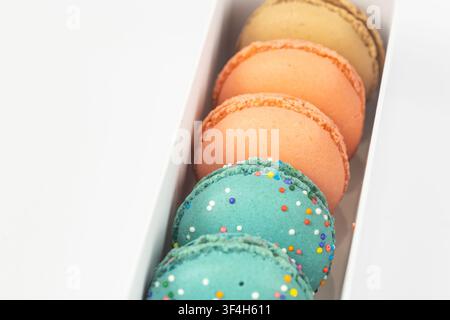 Primo piano di macaron colorati in una scatola regalo Foto Stock