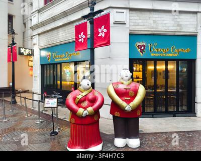 Sculture di uomo e donna in abiti cinesi tradizionali e festivi davanti alla Pizzeria Vincenzo Capuano, Lee Tung Avenue a Wan Chai, Hong Kong Foto Stock