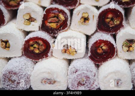 Esposizione di dessert con delizioso turco con noci in un mercato Foto Stock