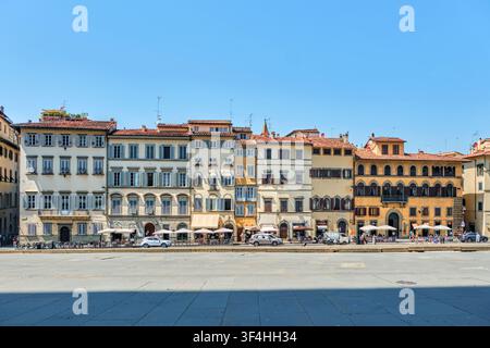 Firenze, Italia - Maggio 2026: Vista ampia delle facciate degli edifici storici in Piazza de Pitti davanti al Palazzo Pitti Foto Stock