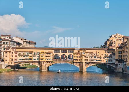 Firenze, Italia - Maggio 2026: Vista panoramica del ponte ad arco Ponte Vecchio sul fiume Arno Foto Stock