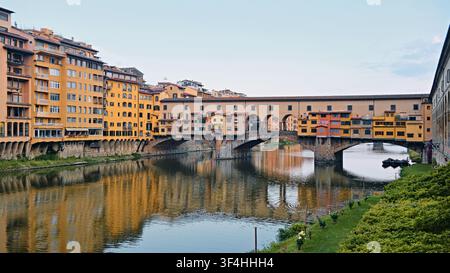 Firenze, Italia - Maggio 2026: Vista panoramica del ponte Ponte Vecchio che si riflette nell’Arno Foto Stock