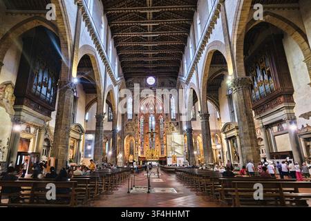 Firenze, Italia - Maggio 2026: Vista prospettica ampia della navata e dell'altare maggiore all'interno della Basilica di Santa Croce Foto Stock