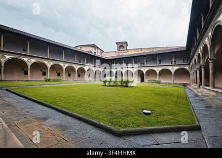 Firenze, Italia - Maggio 2026: Vista prospettica ampia del Chiostro Grande all'interno del complesso di Santa Croce Foto Stock