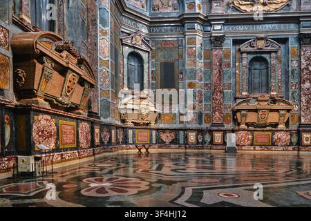 Firenze, Italia - Maggio 2026: Vista interna a prospettiva ampia della Cappella dei Principi alle Cappelle dei Medici Foto Stock
