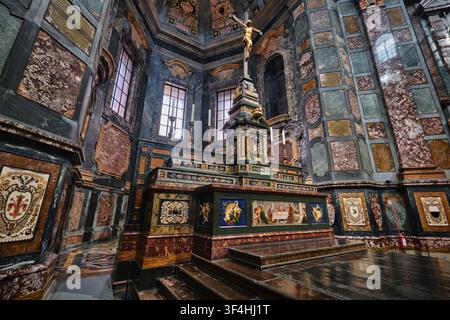 Firenze, Italia - Maggio 2026: Vista prospettica ampia dell'altare maggiore in Pietra Dura all'interno della Cappella dei Principi nelle Cappelle dei Medici Foto Stock