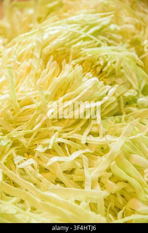 Cavolo bianco appena tagliato su una superficie di preparazione della cucina per pasti sani Foto Stock