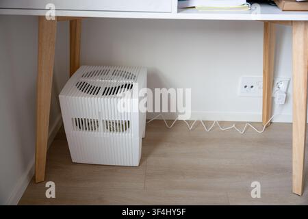 Depuratore d'aria portatile per la casa sotto la scrivania in ufficio per aria pulita all'interno e uno spazio di lavoro sano Foto Stock