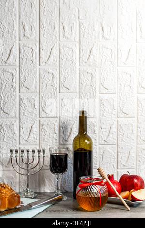 Cibi e simboli tradizionali di Rosh Hashanah disposti per la celebrazione del Capodanno ebraico Foto Stock