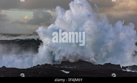 Onde che esplodono sulle scogliere della penisola di Reykjanes in Islanda Foto Stock