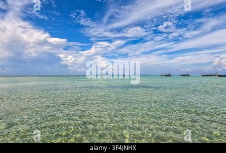 Acqua turchese sulla spiaggia del resort di Koh Phi Phi in Thailandia Foto Stock