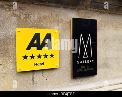 Liverpool, Regno Unito - 16 maggio 2026: Insegna esterna di un hotel che mostra la valutazione a cinque stelle AA e la targa della Gallery Hotel Collection su una facciata in pietra. Foto Stock